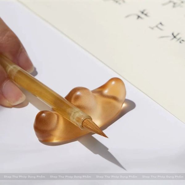 Gác bút ngọc Lưu Li hình sơn tự màu sáng trong