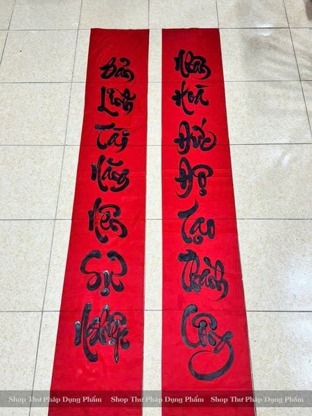 Vải viết thư pháp màu đỏ viết câu đối tết, treo trang trí