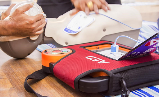 Máy sốc tim / Máy khử rung tim / Máy AED là gì? Ai có thể sử dụng?