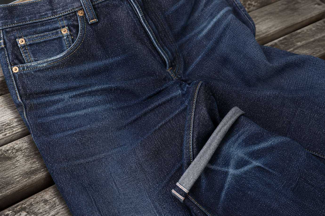 Raw denim dễ phai màu theo nếp mặc và vùng ma sát