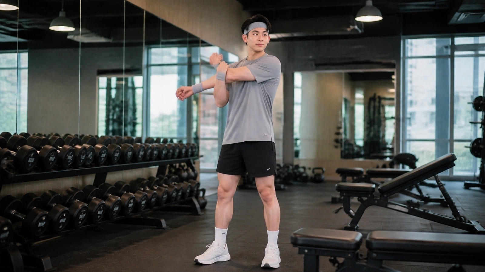 Áo thun thể thao hoặc tank top cho outfit gym nam