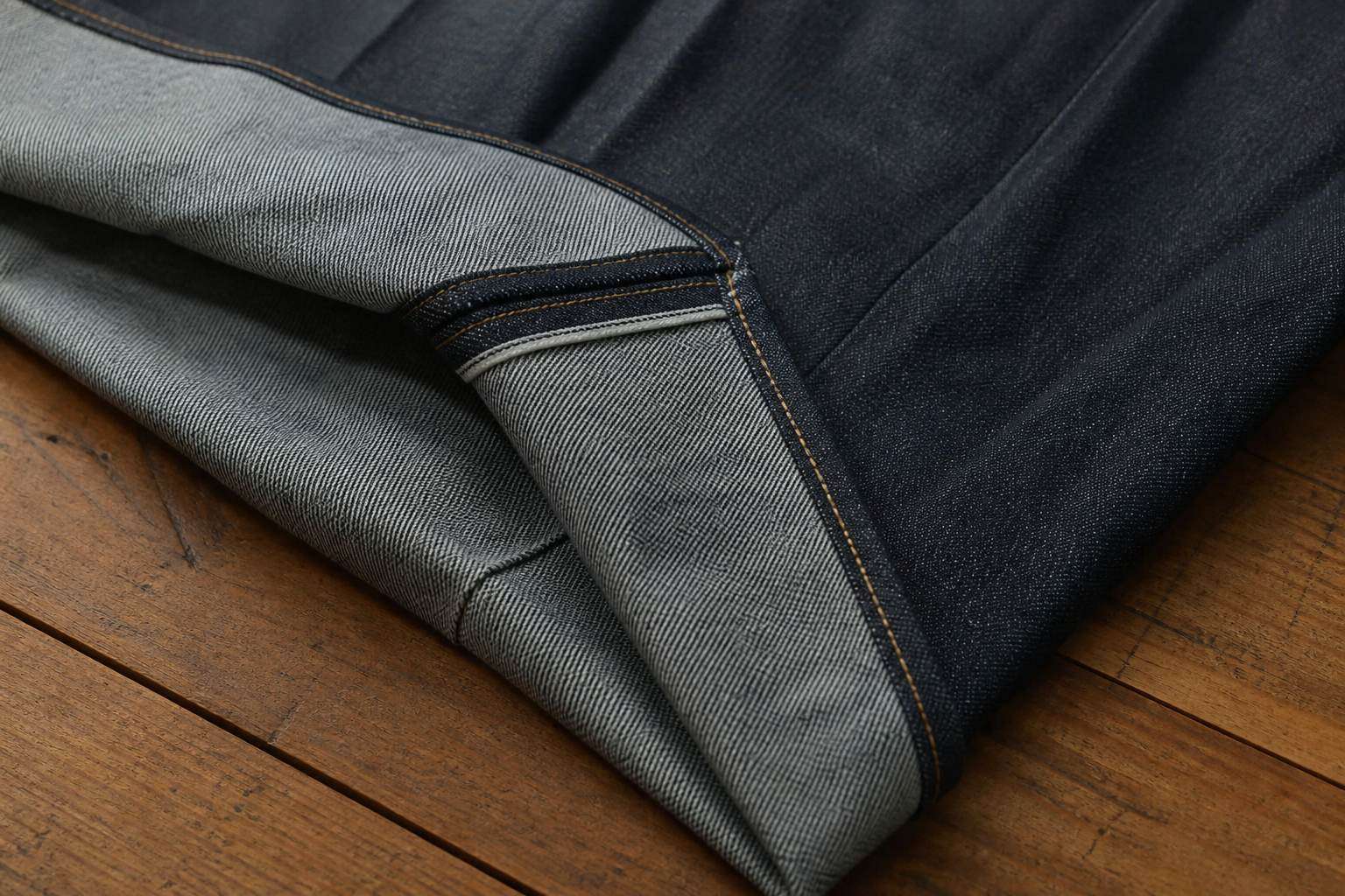 Quan sát đường may trong thân quần để nhận biết selvedge denim