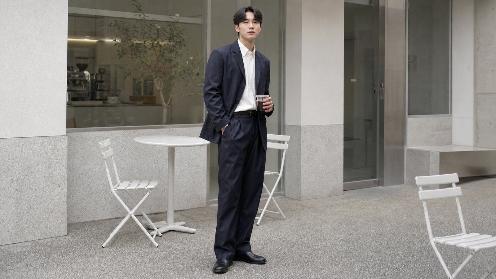 Áo sơ mi trắng nam với blazer