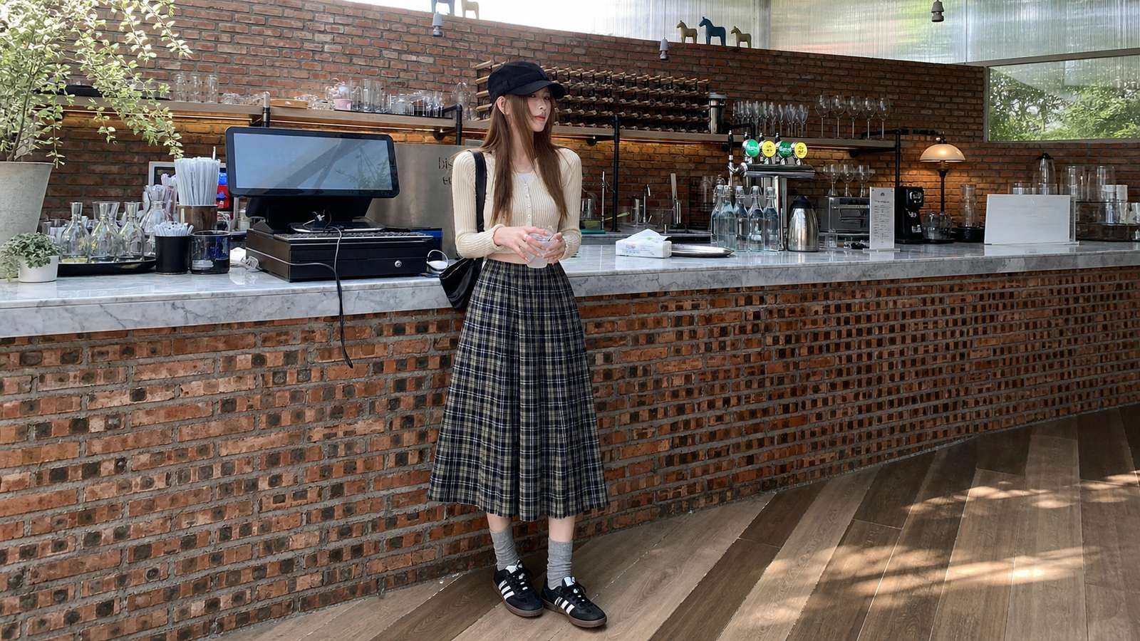 Cardigan ngắn phối với chân váy midi