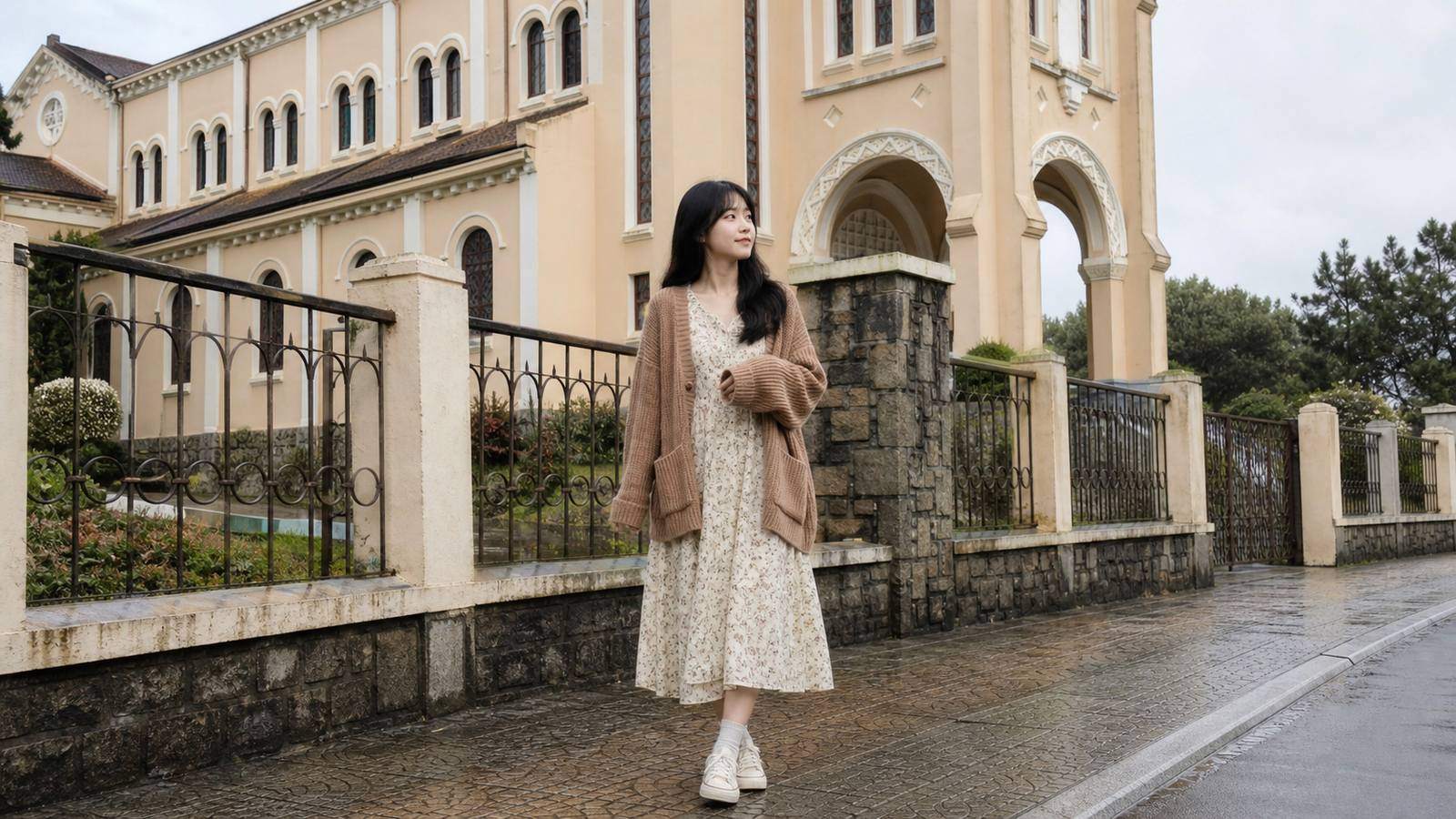 Cardigan phối váy hoa nhí mang vẻ vintage hợp Đà Lạt