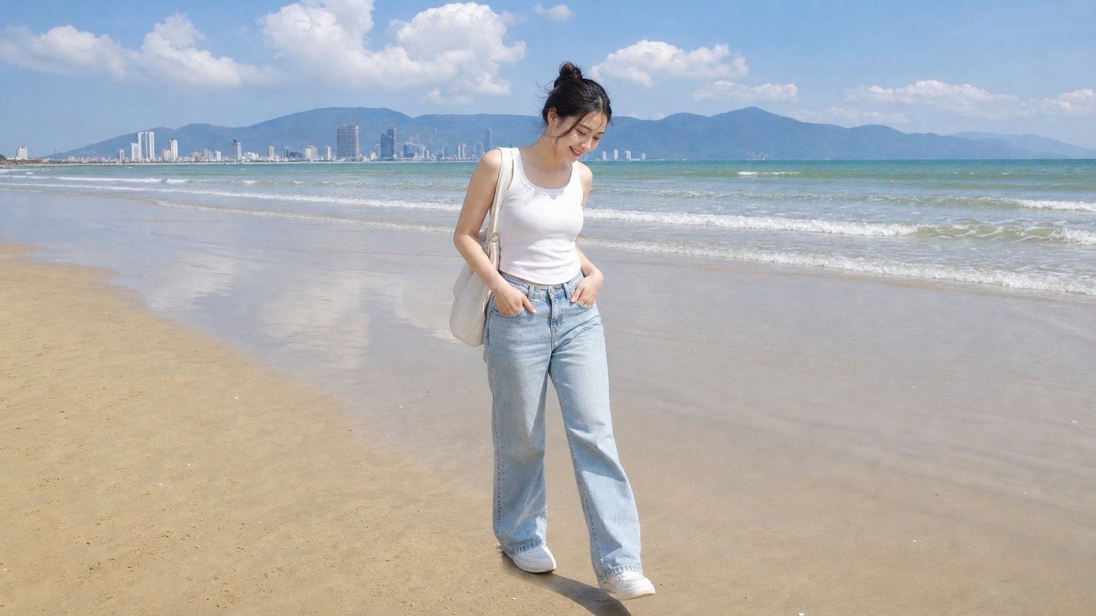 Tank top phối jeans sáng màu và sneaker cho lịch trình di chuyển nhiều ở Đà Nẵng