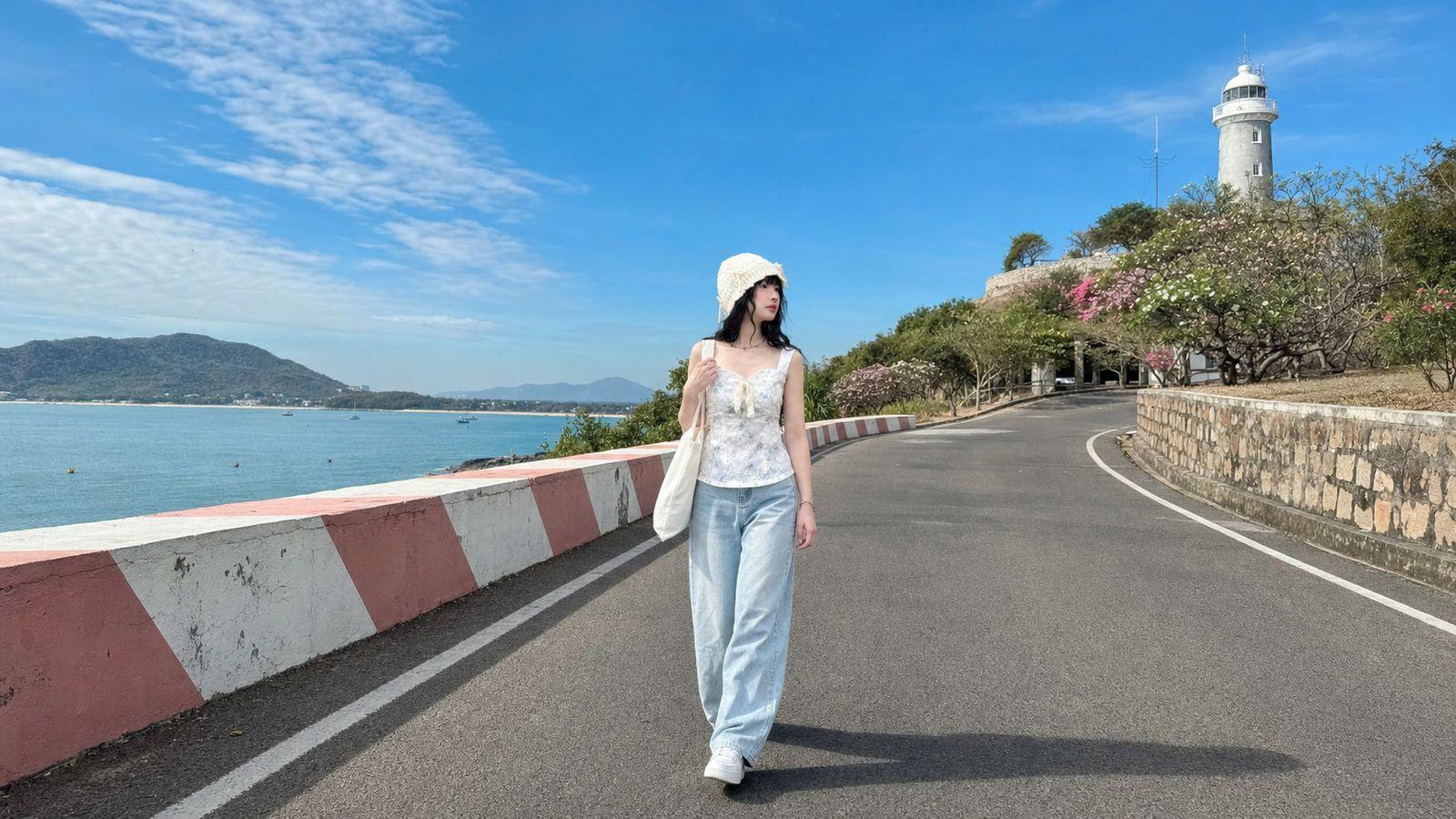 Tank top phối jeans sáng màu và sneaker cho ngày đi bộ ở Vũng Tàu
