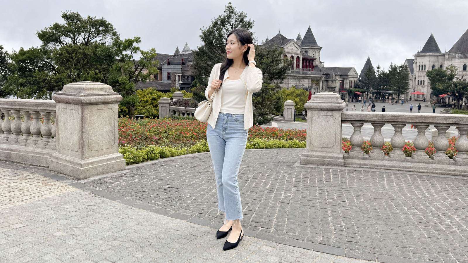 Slingback hoặc loafer đế ổn định cho chuyến đi Bà Nà Hill