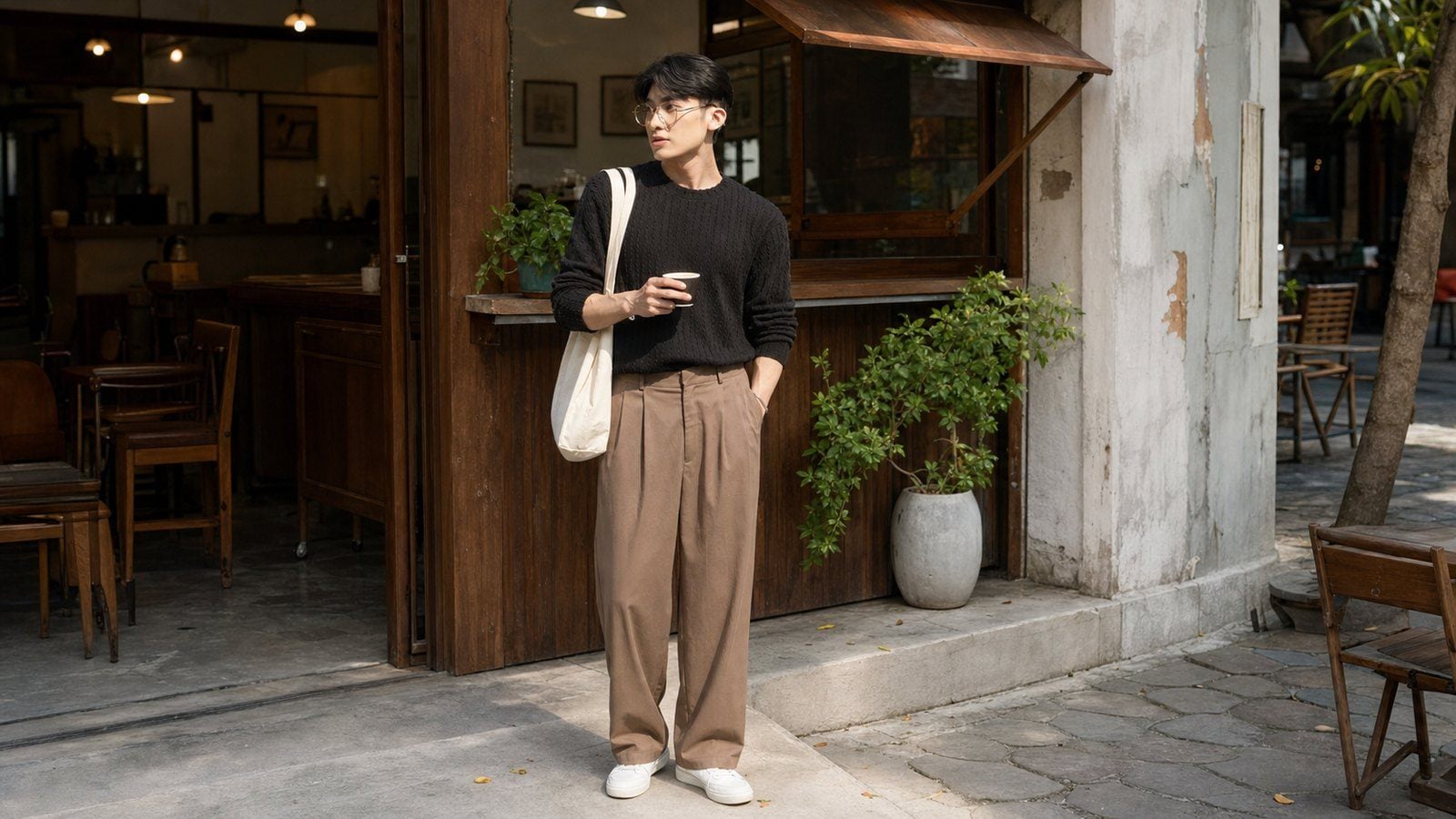 Nam giới cầm ly cà phê hoặc một món đạo cụ nhỏ