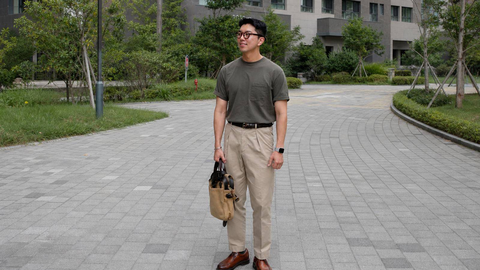 Quần chinos phối áo thun trơn