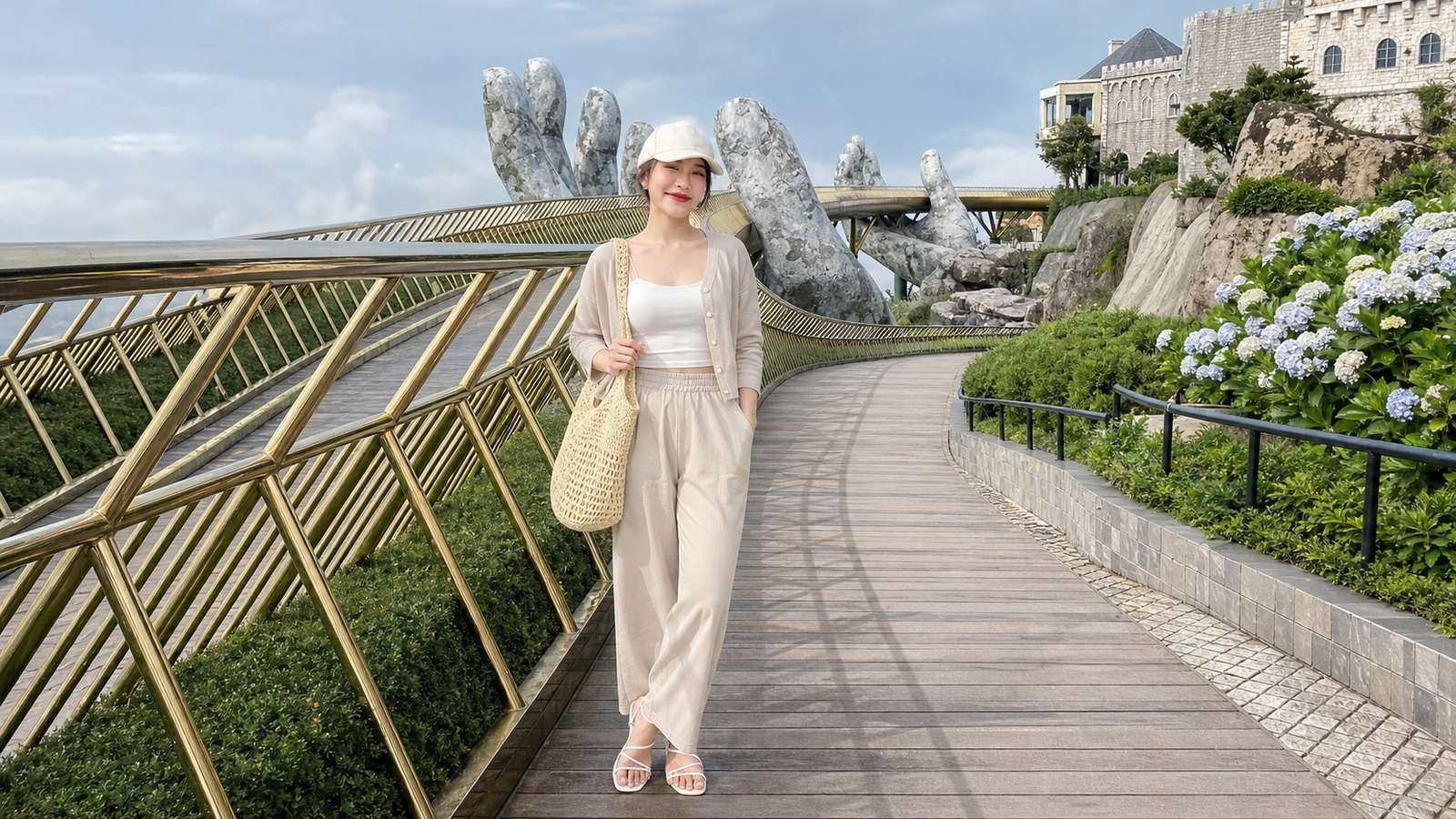 Set trung tính gồm áo gọn, quần dài và một lớp khoác nhẹ cho Bà Nà Hill