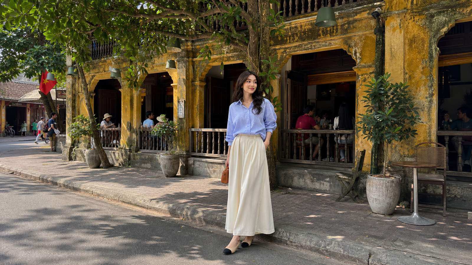 Xanh pastel, xanh denim nhạt và olive nhẹ giúp ảnh mát hơn trên nền vàng ấm