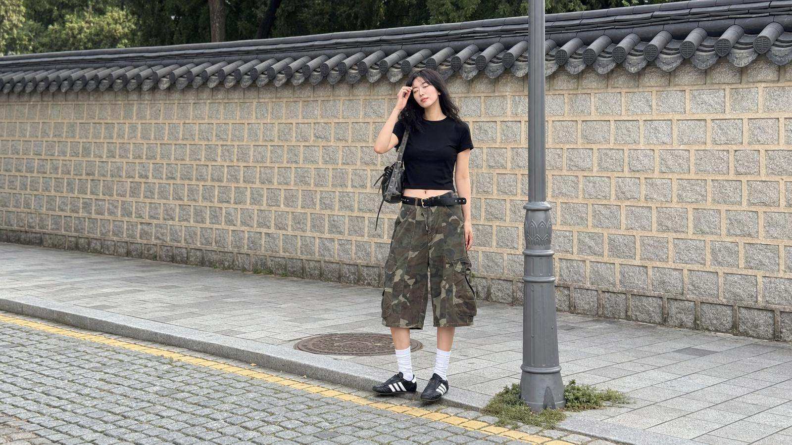 Áo thun trơn ôm vừa hoặc fit gọn là cách phối dễ bắt đầu với culottes