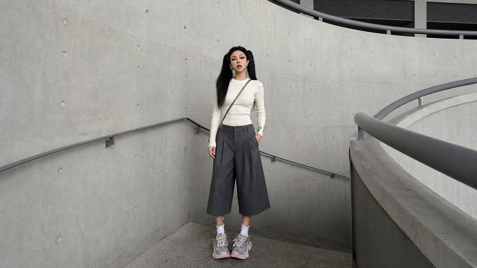 Knit top hoặc áo len mỏng dáng gọn đi cùng culottes tạo cảm giác tinh hơn