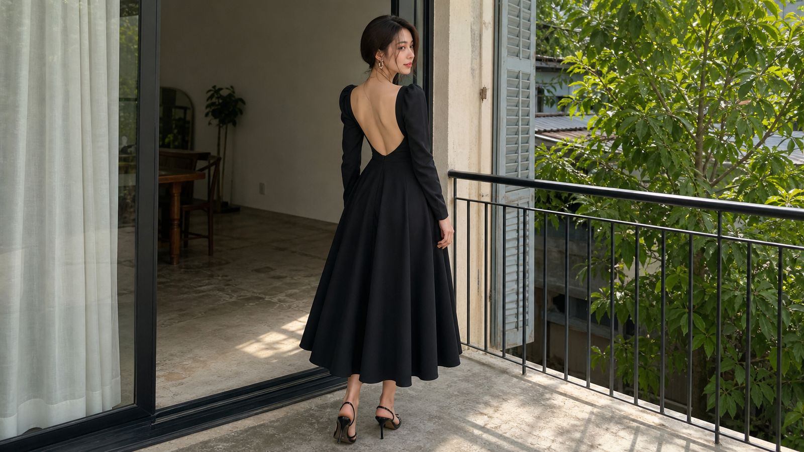 Tận dụng góc chụp từ sau lưng với váy hở lưng