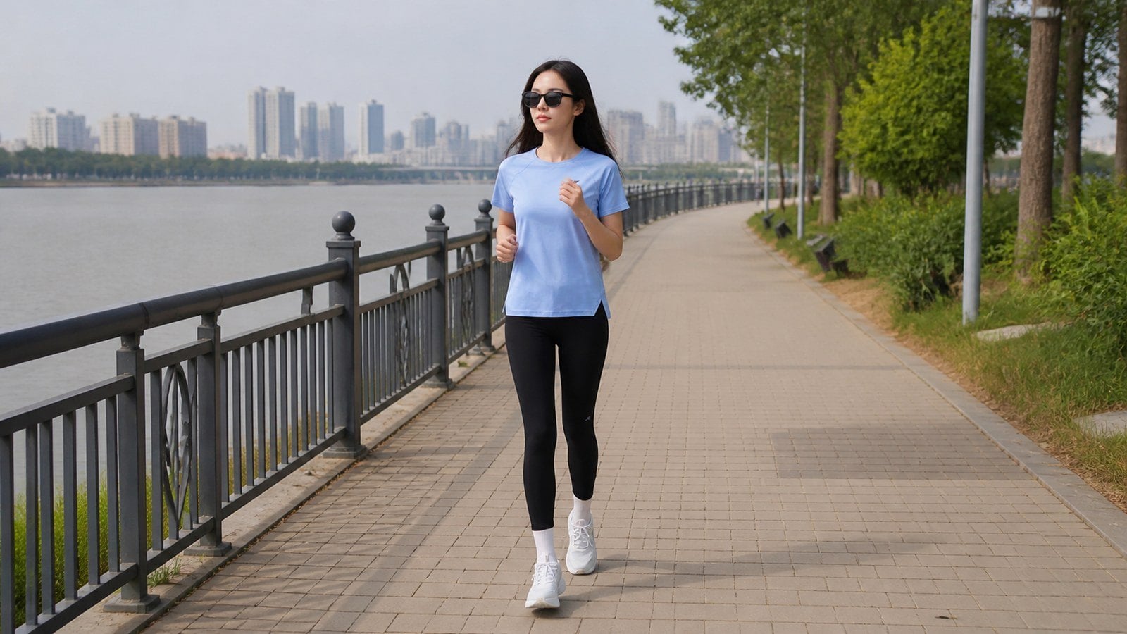 Áo thun thể thao và quần legging cho buổi chạy bộ