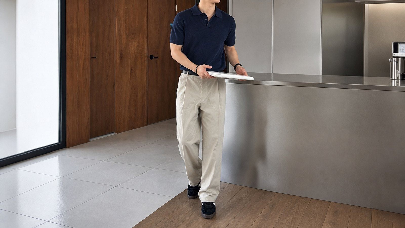 Phụ kiện bạc hoặc ghi giúp set đồ nhìn sạch hơn