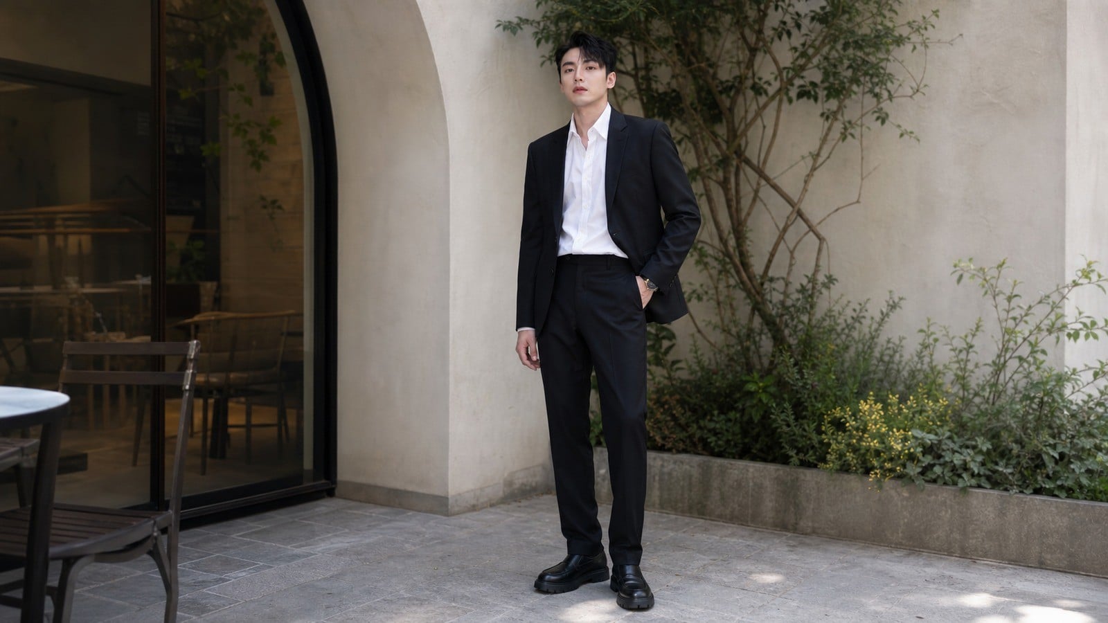 Áo sơ mi trắng nam với suit