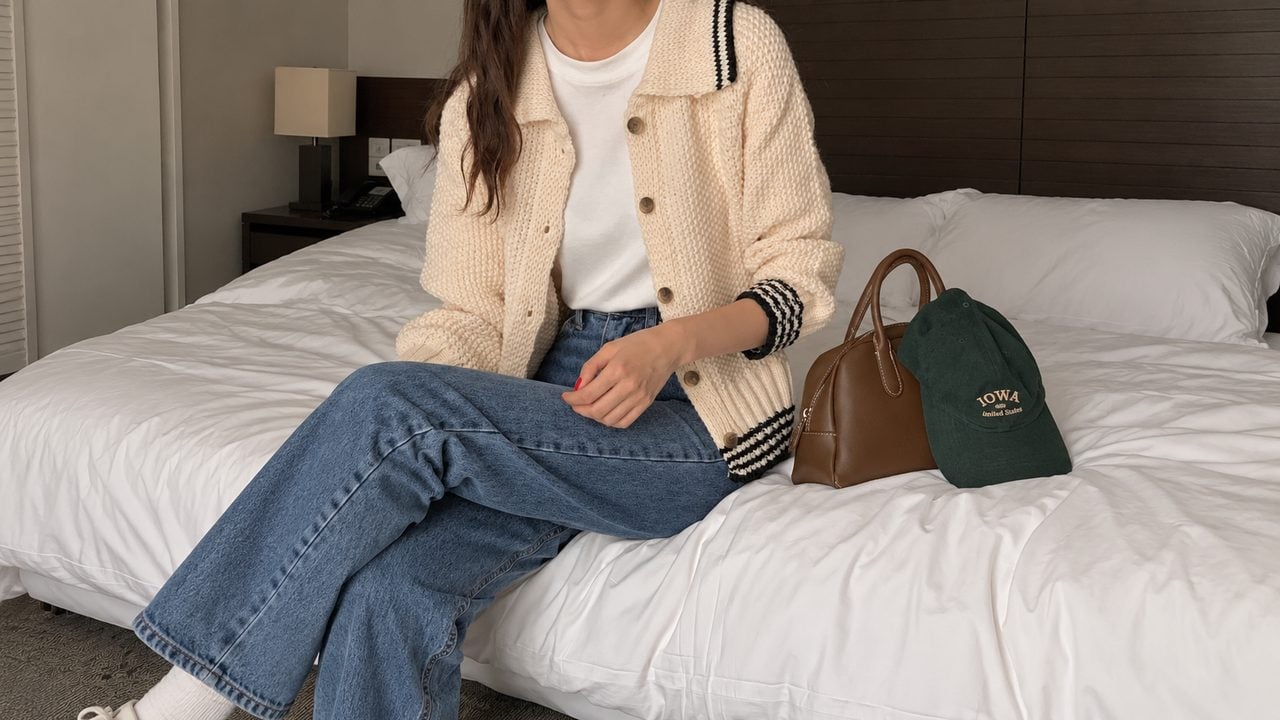Áo thun ivory phối quần denim xanh cho trang phục hằng ngày