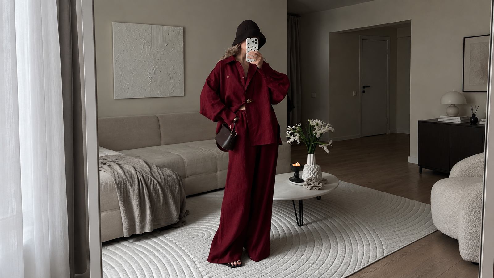 Phối màu đỏ đô tone-sur-tone sang trọng