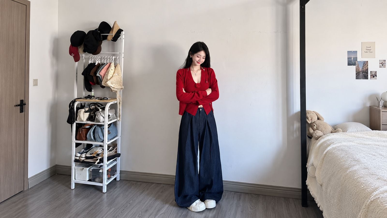 Phối màu đỏ đô với xanh denim trẻ trung
