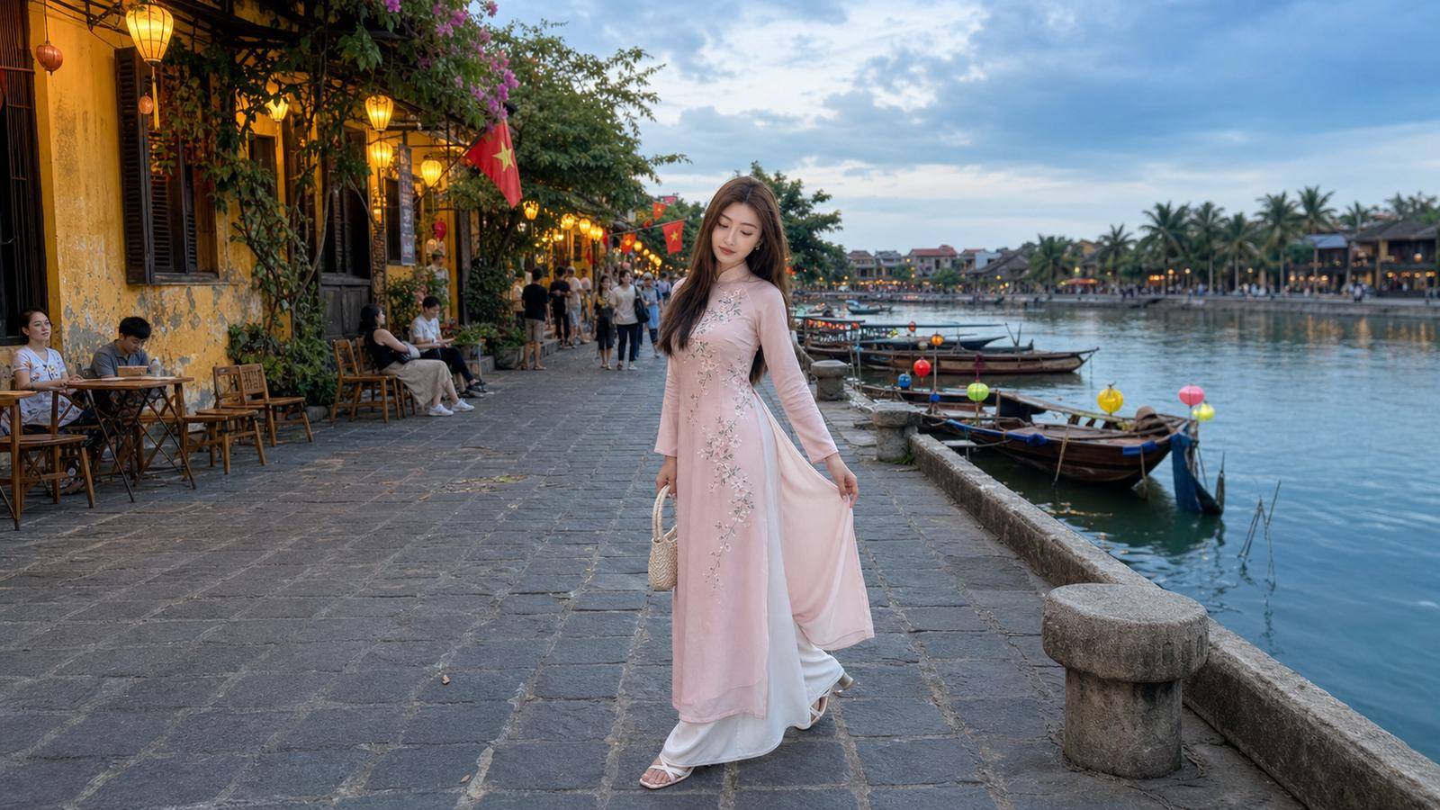 Croptop gọn phối quần lưng cao giúp tỷ lệ đẹp hơn khi dạo phố Hội An