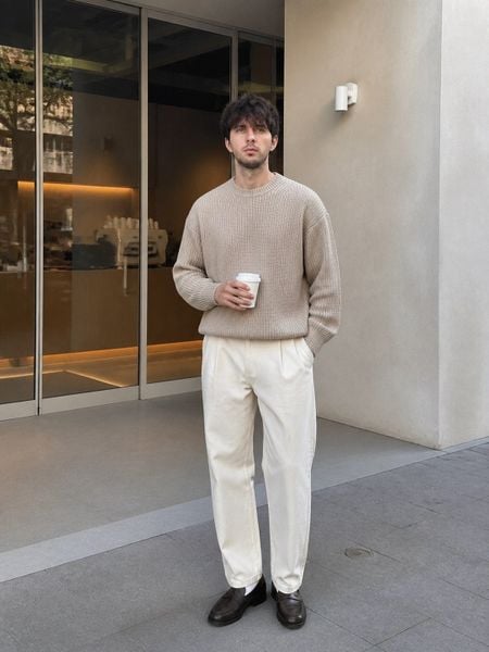 Sweater phối với quần tây hoặc chinos gọn gàng hơn