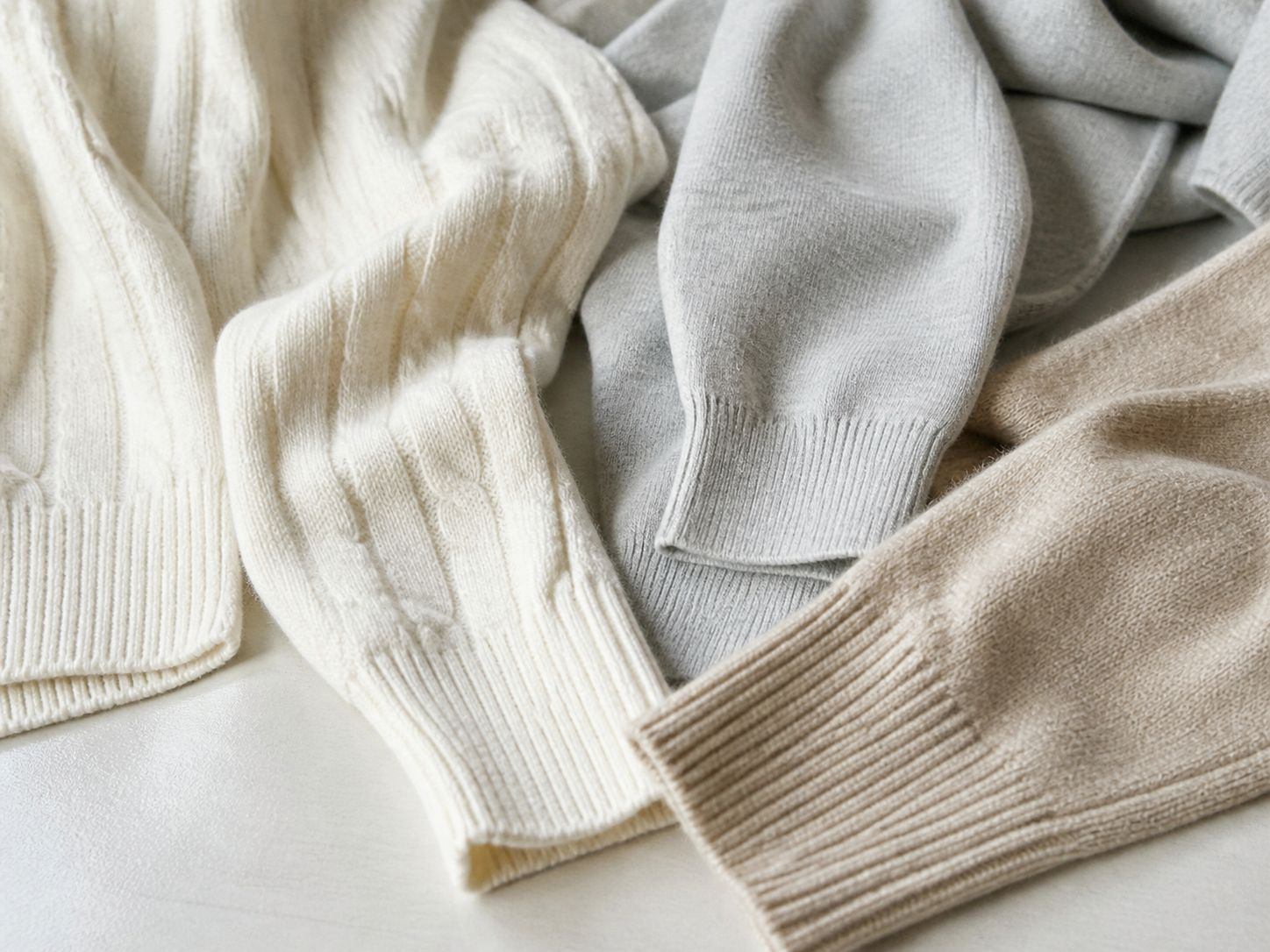 Áo sweater làm từ nhiều chất liệu như len, cotton và sợi pha