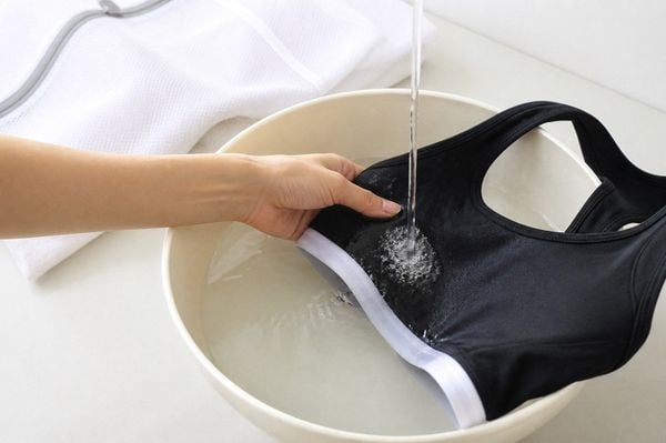 Giặt bra thể thao sau buổi tập để giữ áo sạch và bền hơn