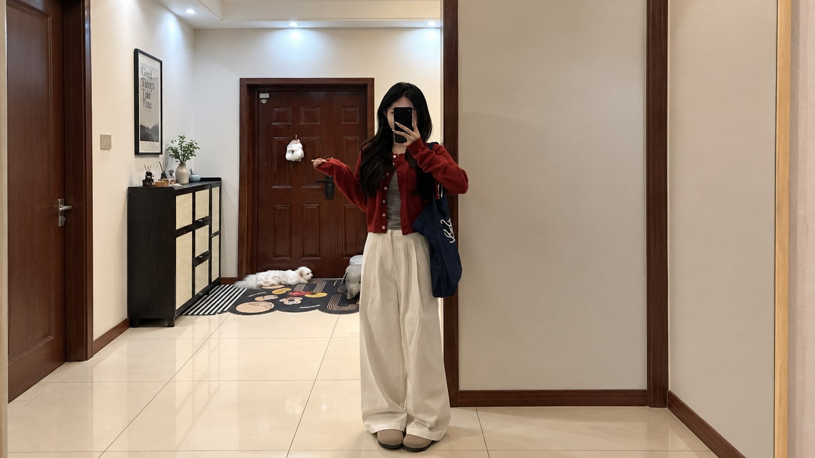 Phối màu đỏ đô với màu be nhẹ nhàng
