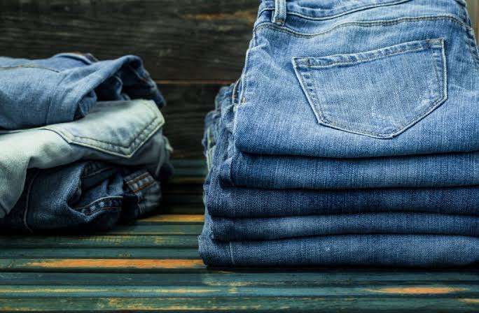 Dry denim cứng màu đậm, càng mặc càng lên phom tự nhiên