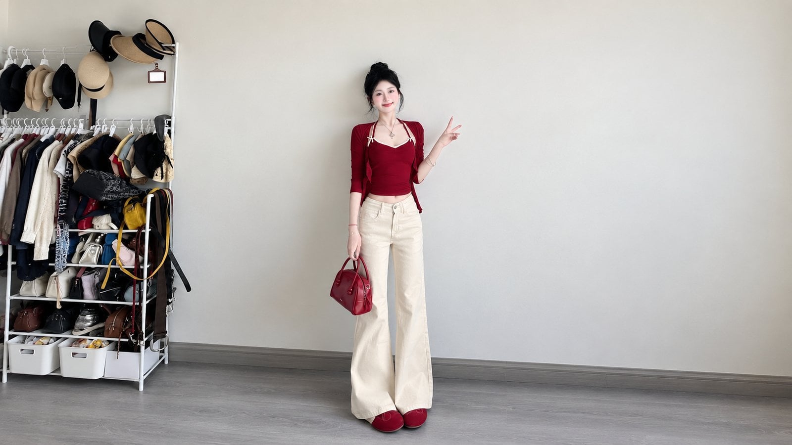 Phối màu đỏ đô với màu kem hoặc ivory trang nhã
