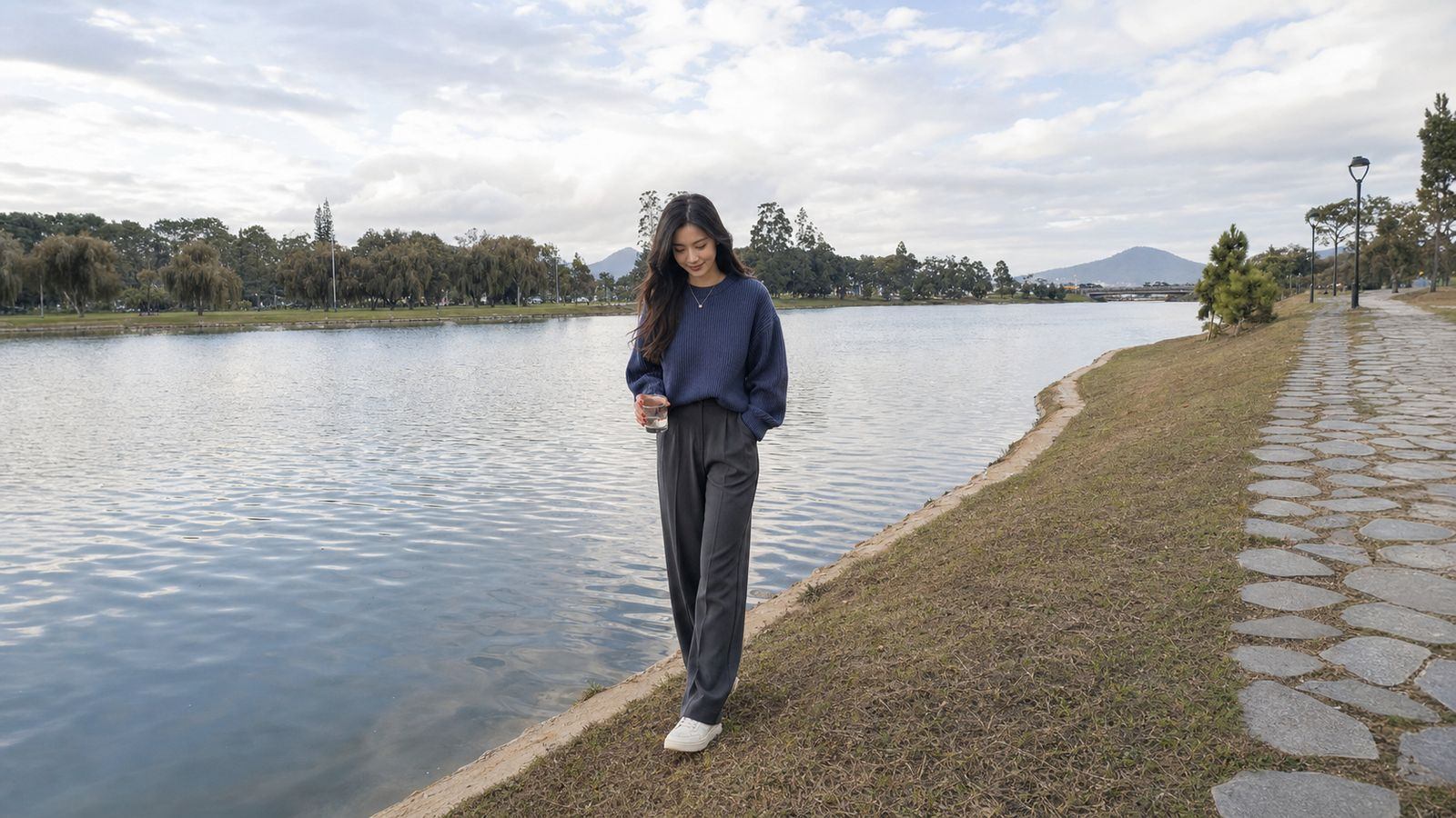 Chất liệu mềm, ấm vừa phải và dễ phối lại cho outfit đi Đà Lạt