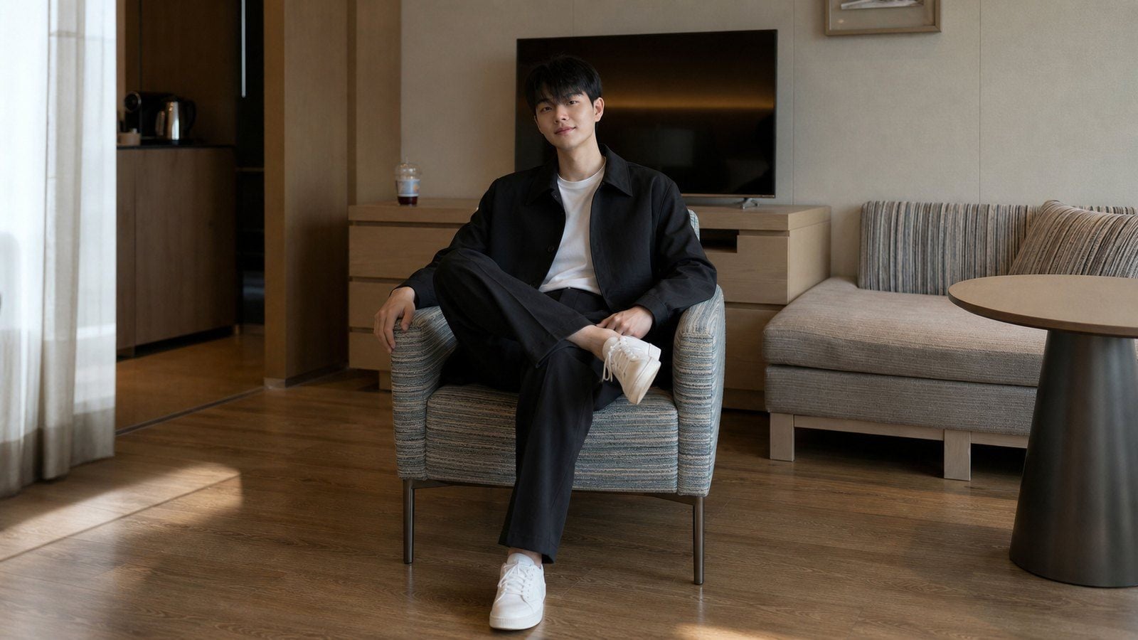 Nam giới ngồi bắt chéo chân nhẹ khi chụp smart-casual