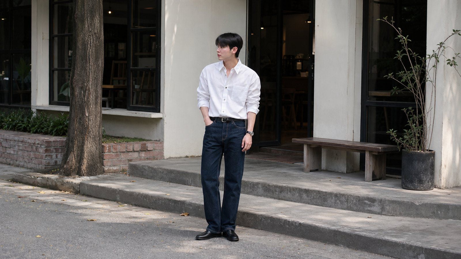 Áo sơ mi trắng nam với quần jeans xanh đậm