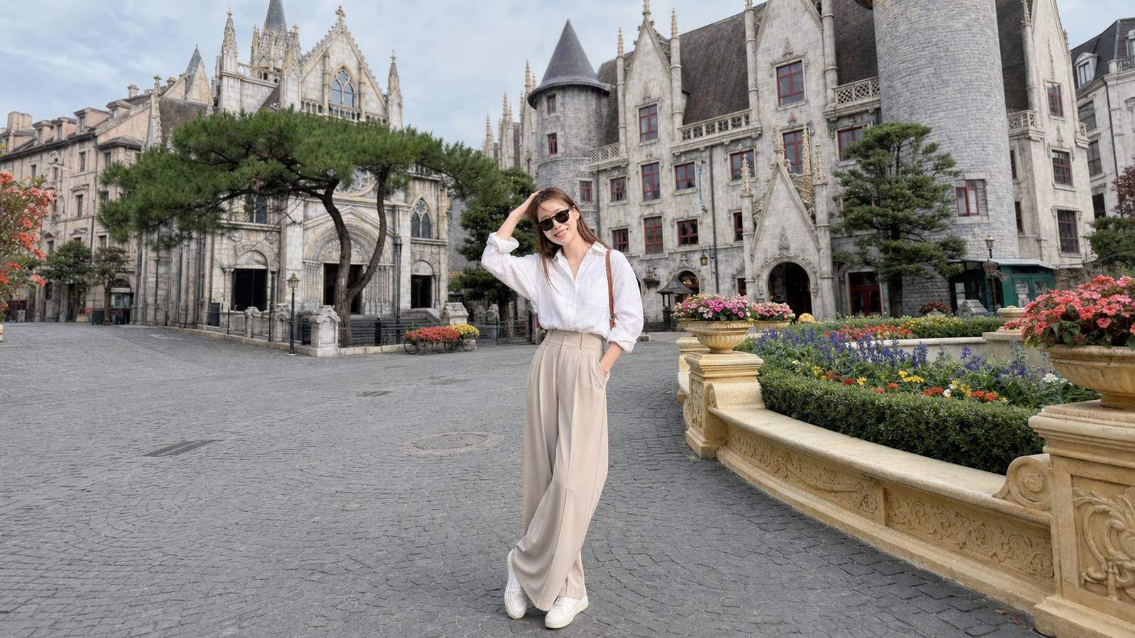 Sơ mi trắng phối quần ống rộng cạp cao cho ảnh đẹp ở Bà Nà Hill