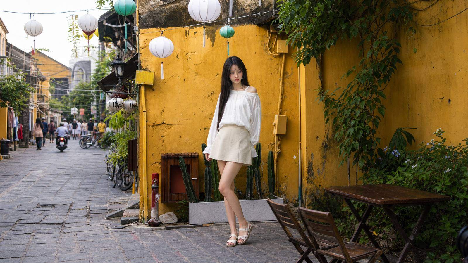 Mule hoặc slingback thấp gót giúp outfit tinh hơn vào buổi chiều tối