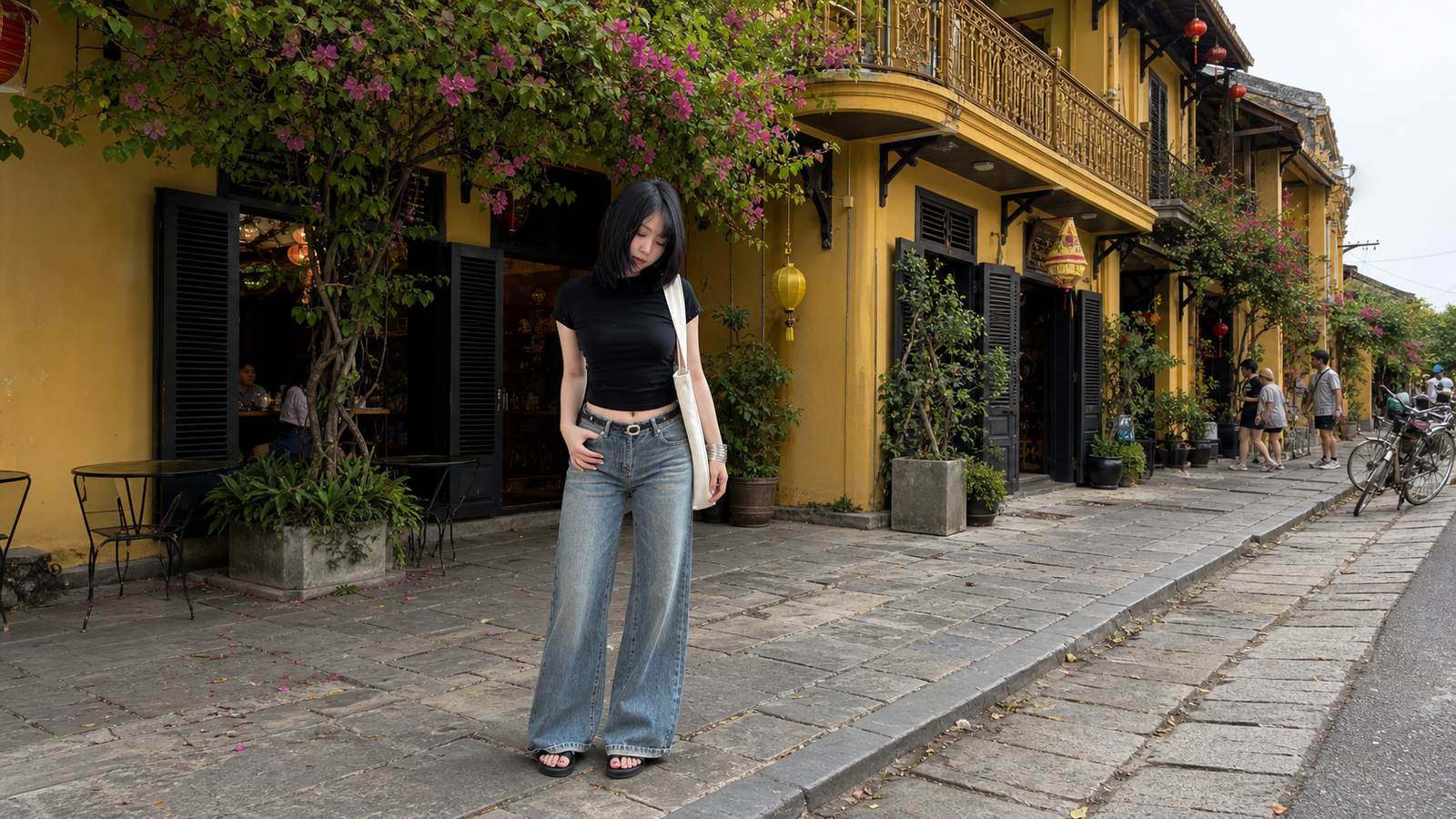 Áo thun trơn phối chân váy midi giữ tinh thần mềm của Hội An