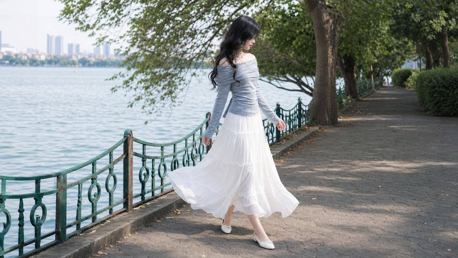 Bước đi chậm để bắt được độ bay của tà váy