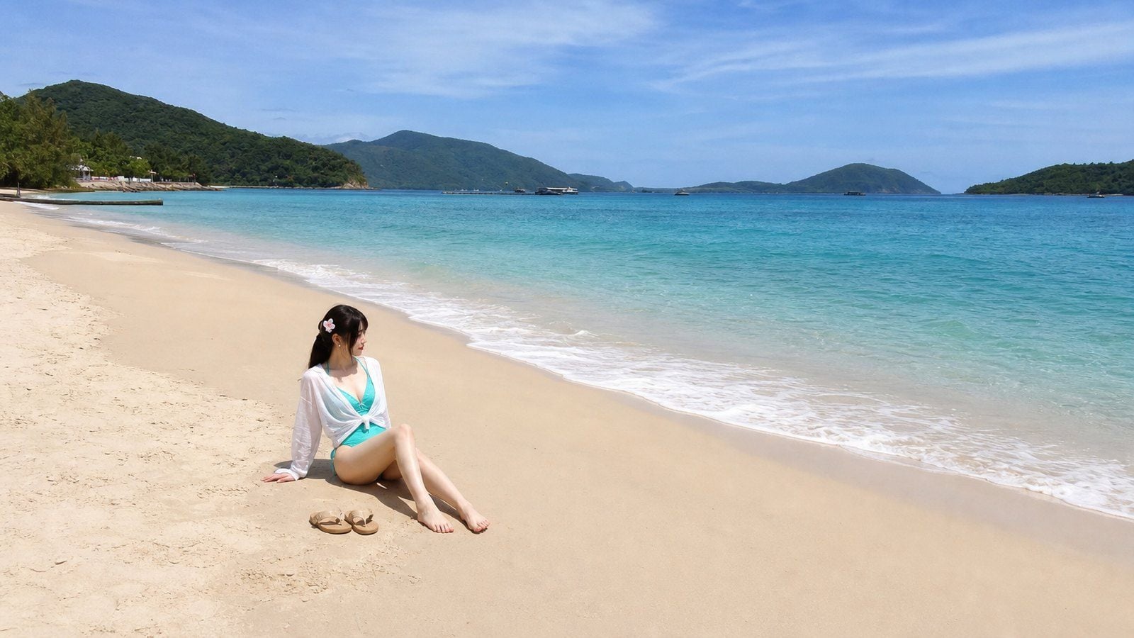 Chụp từ xa để lấy cả dáng người lẫn bối cảnh biển
