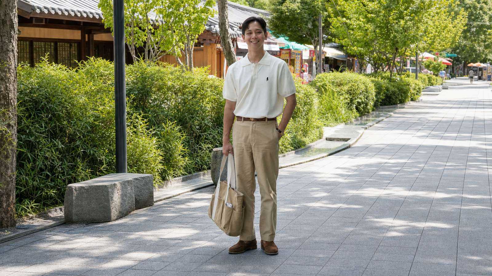 Quần chinos màu beige, kem hoặc tan
