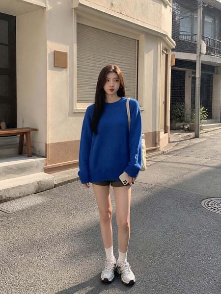 Sweater dáng dài phối kiểu giấu quần tạo vẻ trẻ trung