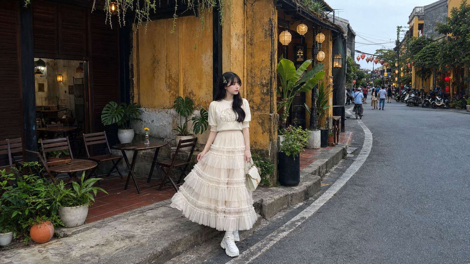 Sơ mi trắng oversized phối short vải là cách mặc đơn giản mà có nhịp