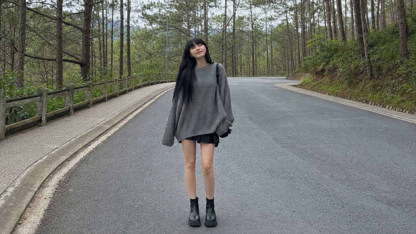 Sweater oversized phối boots thấp cổ cho đồi thông Đà Lạt