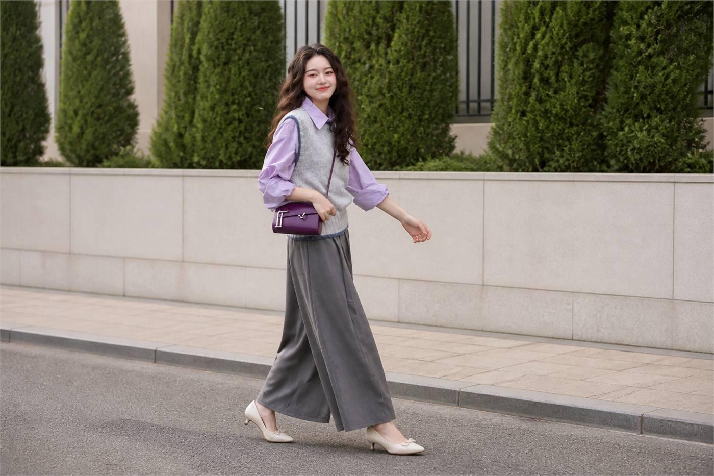 Giày cao gót, loafer hoặc sneaker tối giản cho nữ công sở