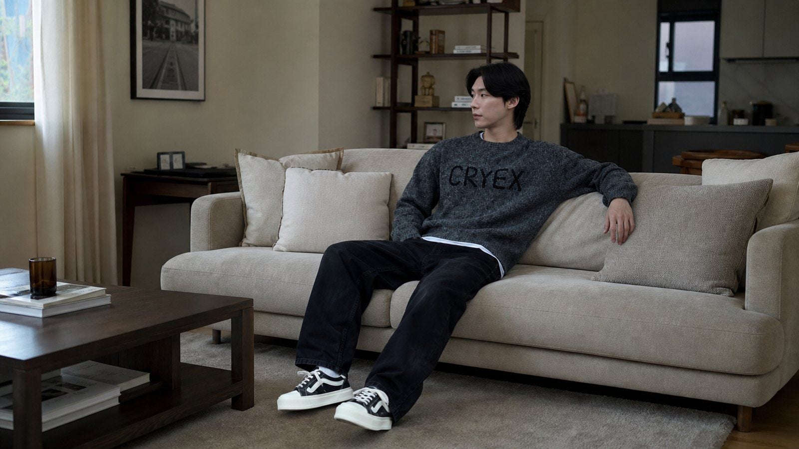 Nam giới tựa lưng vào ghế hoặc sofa khi chụp indoor