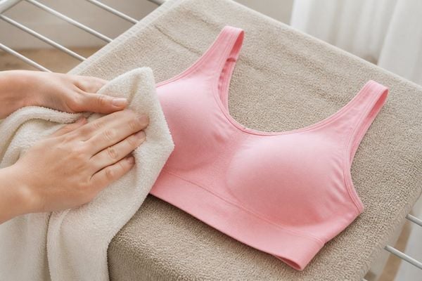 Hạn chế vắt mạnh và sấy nóng để giữ phom bra thể thao