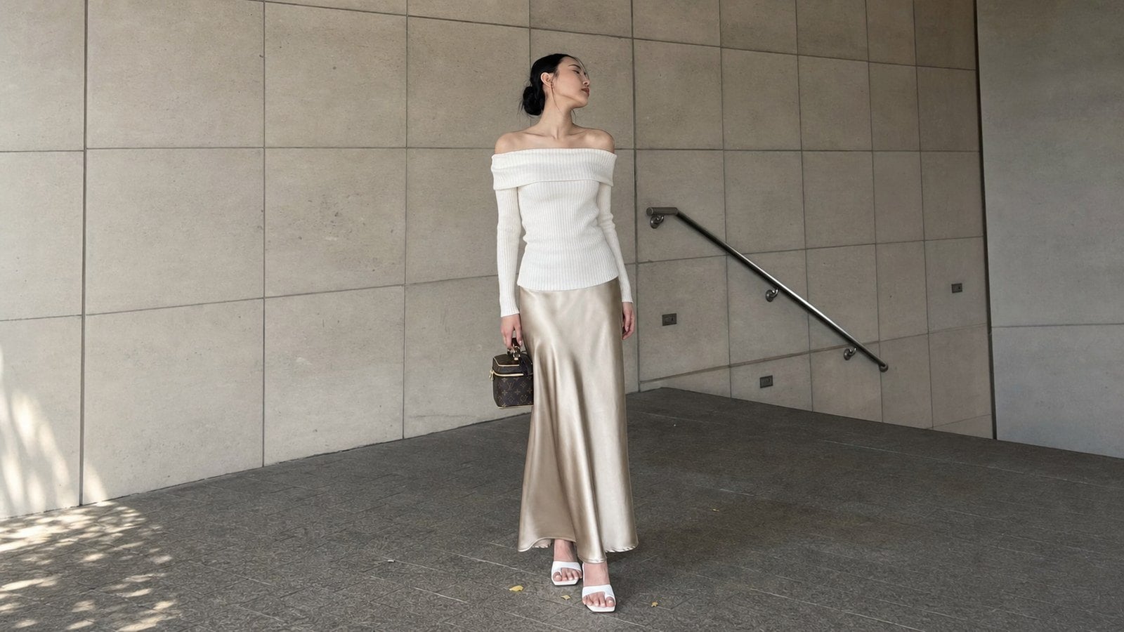 Áo len cổ thuyền phối với chân váy satin