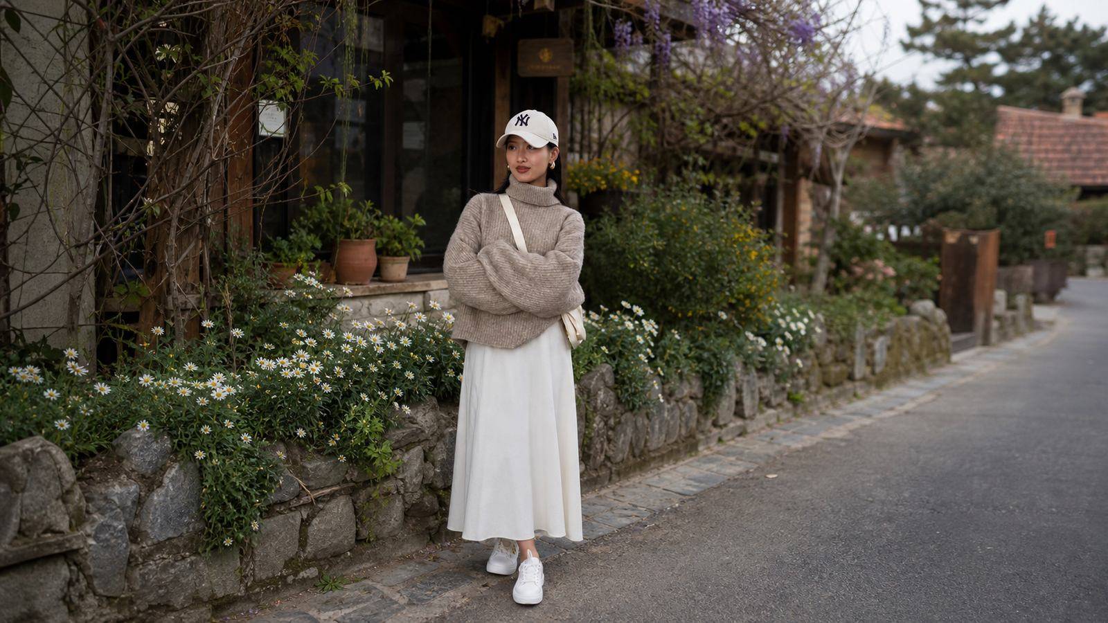 Áo len mỏng phối chân váy dài cho outfit nữ tính ở Đà Lạt