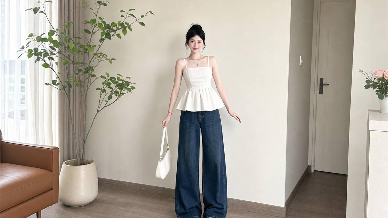 Áo peplum tiết chế phối quần jeans tối màu để giữ eo rõ